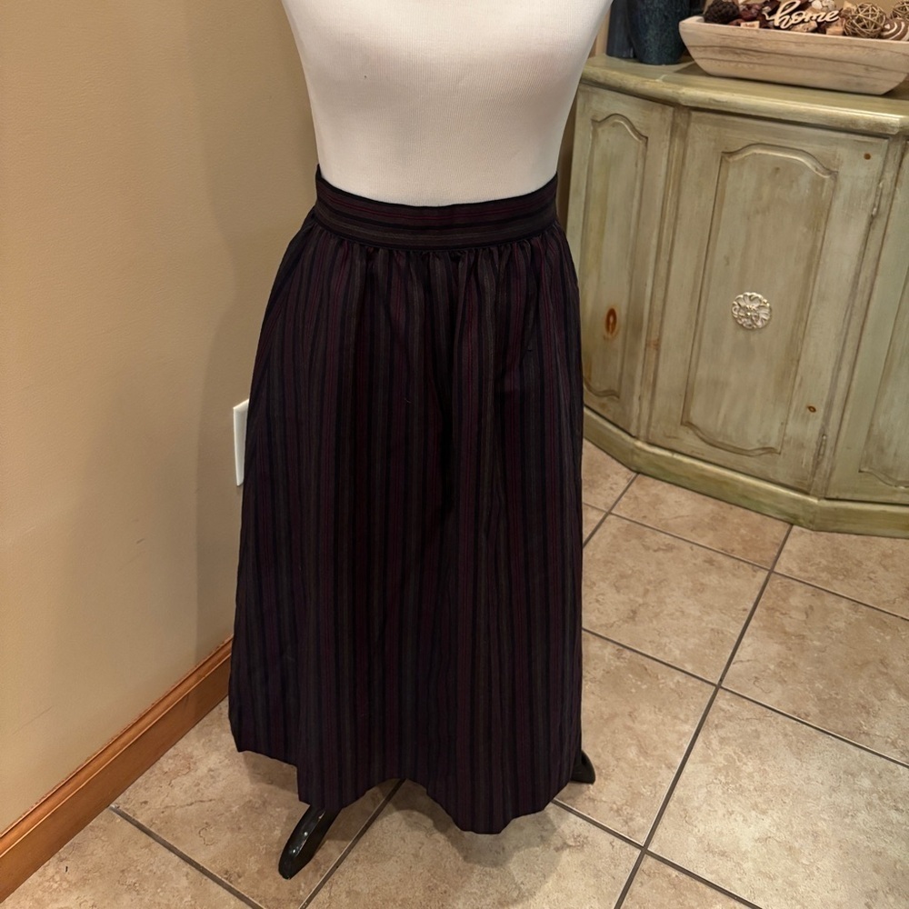 Saks Fifth Ave Skirt 100% Wool with Back Zipper Size 8 Never Worn